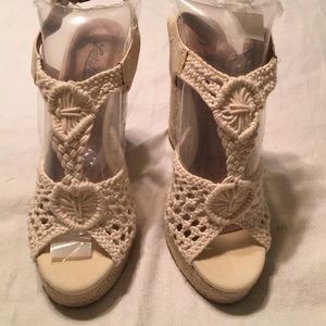 EUC Lucky Brand wedges 4 1/2” heel off white